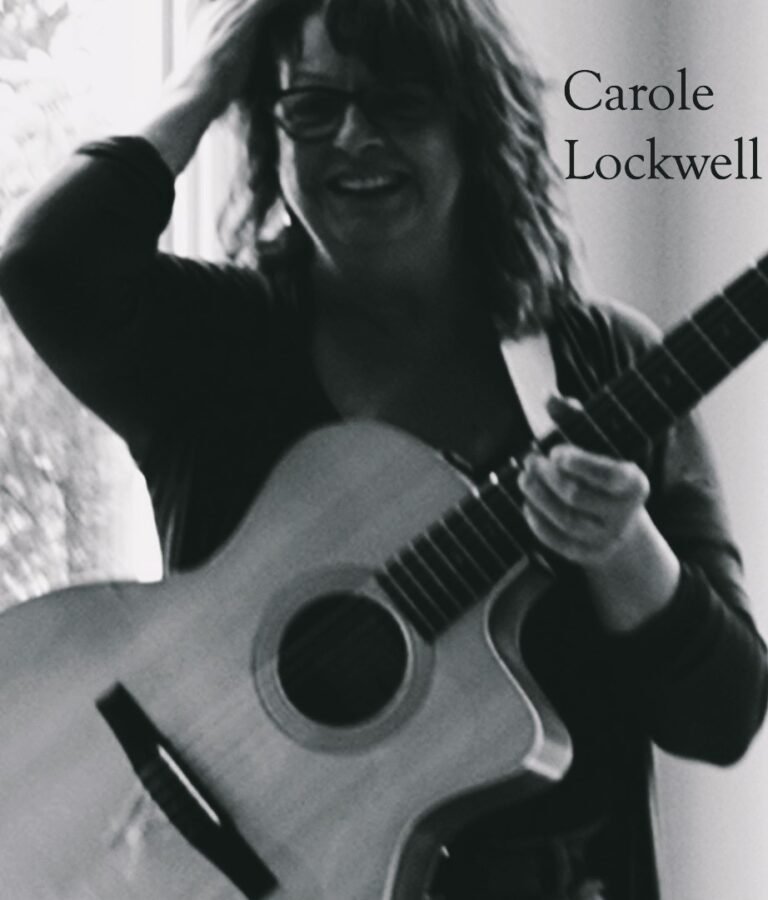 chanteuse et sa guitare